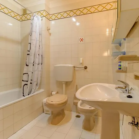 דירה Praia Da Rocha Sleeps 4 With Pool And Wifi פורטימאו